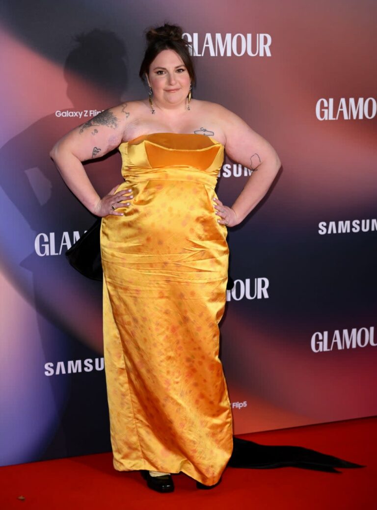 Lena Dunham Ditches Heels for Socks at Glamour Awards, Making a Statement